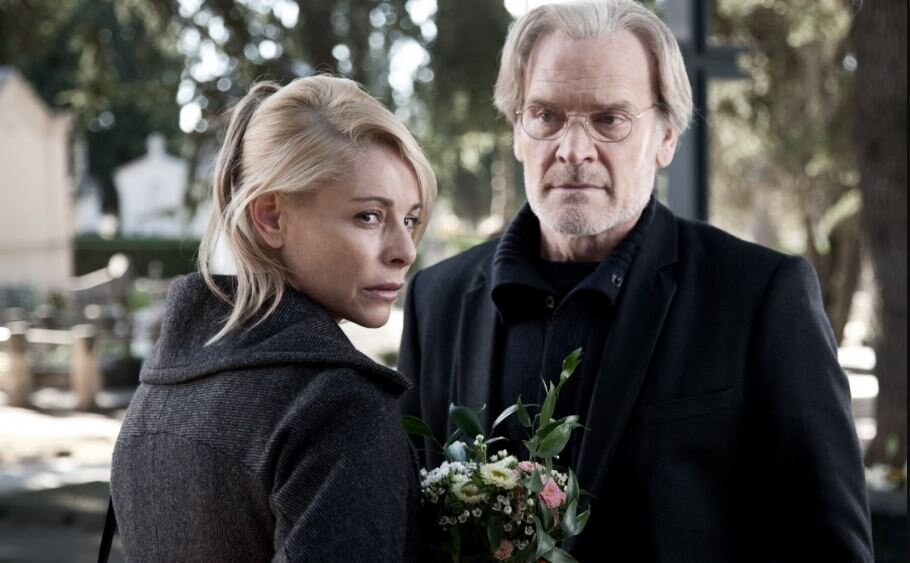 Хулия с мужем Исааком на похоронах сестры