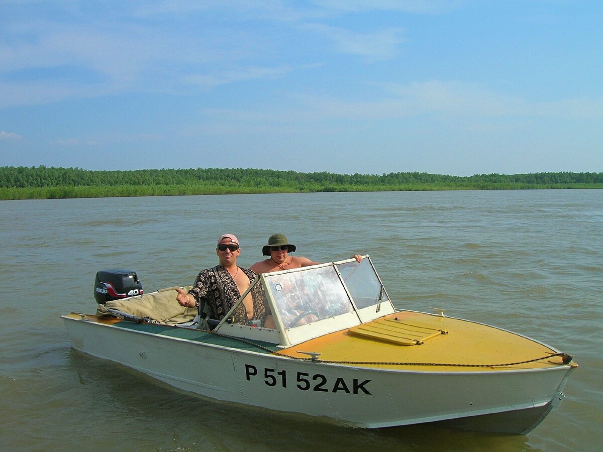 Лодка "Прогресс 4". Фото автора (я же и за штурвалом 2005г.)