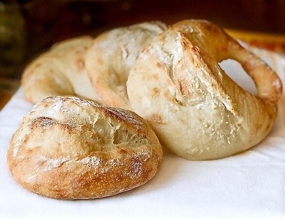 Свежевыпеченные калачи, ароматные с хрустящей корочкой на "губе" пышным  "животиком" и тонкой ручкой-дужкой .