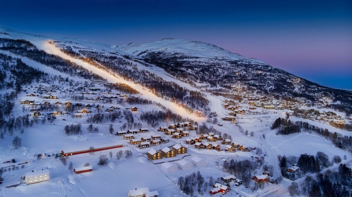 Оппдал, горнолыжный спуск и поселок внизу. Фото из открытых источников.