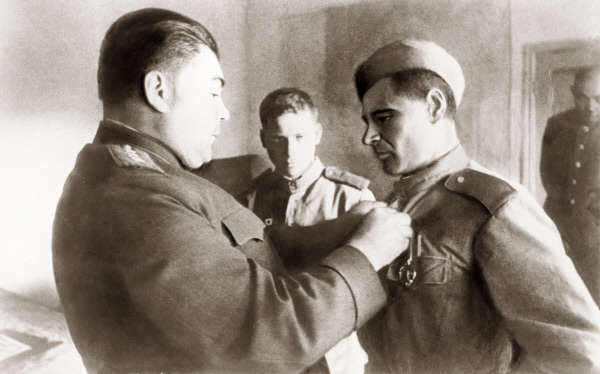 На награждении маршалом Малиновским