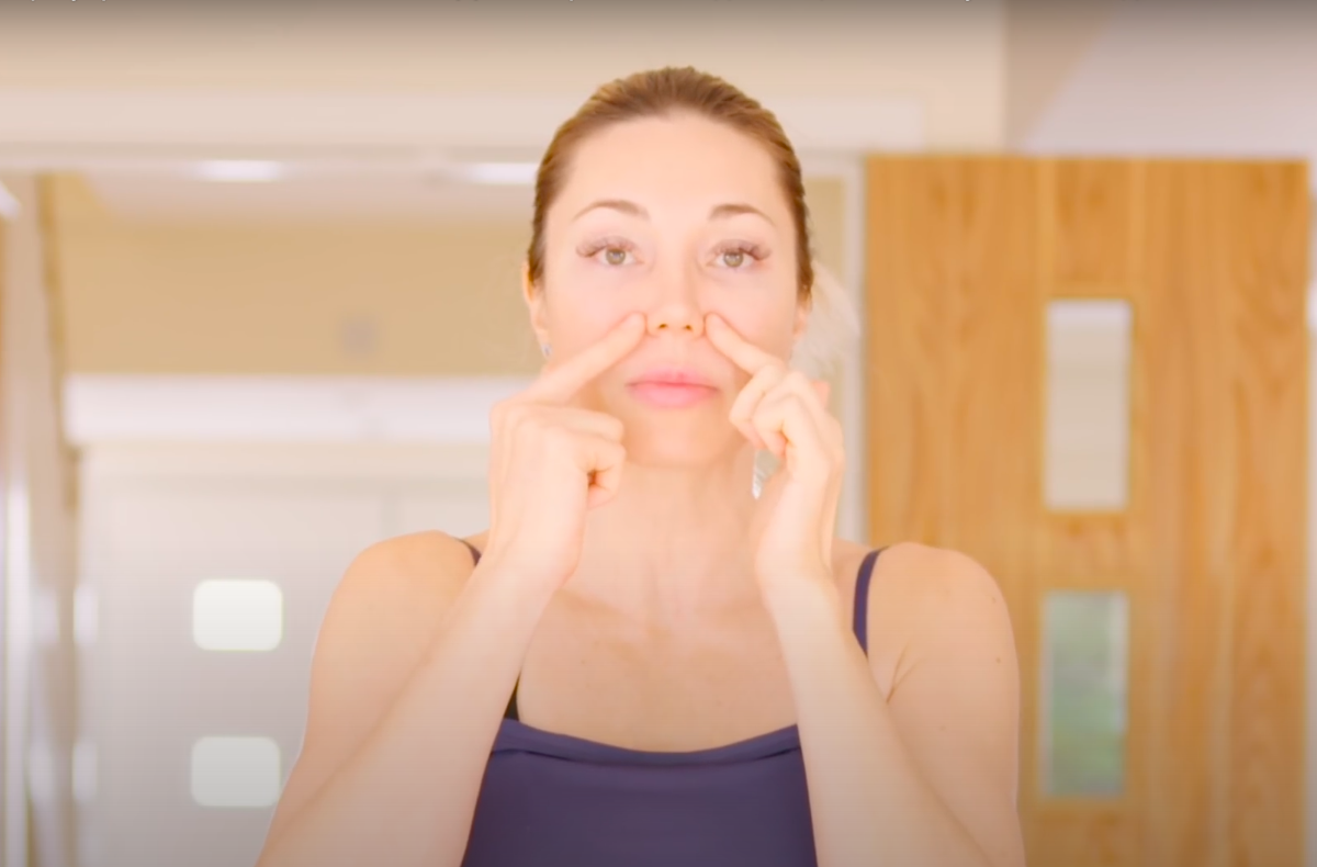 (Кадр ил ролика: «Как быстро убрать НОСОГУБНЫЕ СКЛАДКИ. Упражнения для лица от носогубных складок», канал «Катя Медушкина», YouTube)