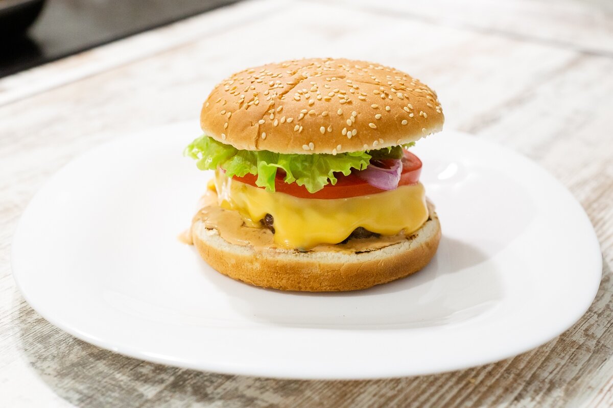 Бургер с говяжьей котлетой.