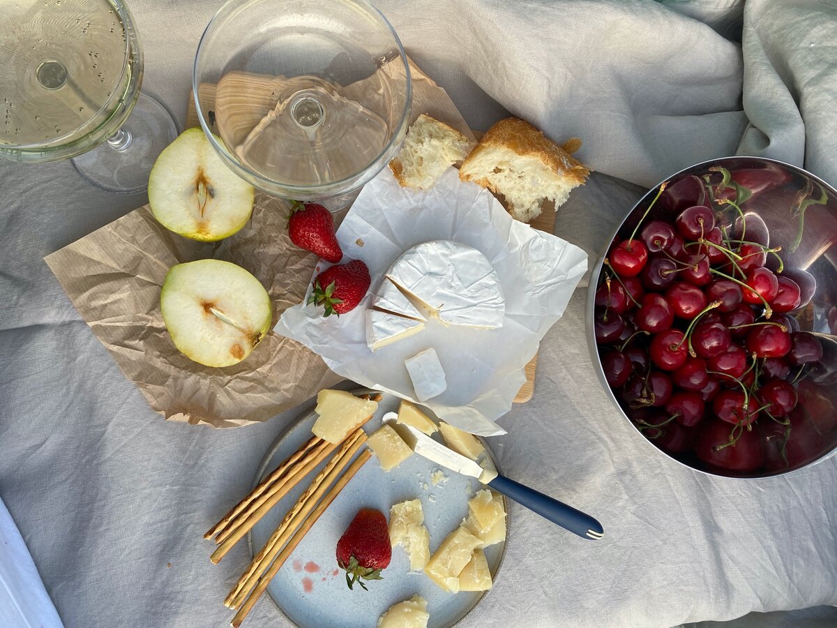 Бокалы, миска - икеа; скатерть - h&m home; тарелка - @factura_ceramica (inst)