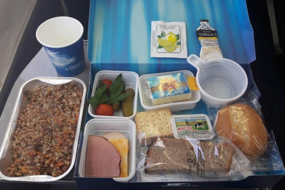 Сколько кормят в самолете. АЛРОСА авиакомпания питание. АЛРОСА питание на борту. Еда в самолете. АЛРОСА еда в самолете.