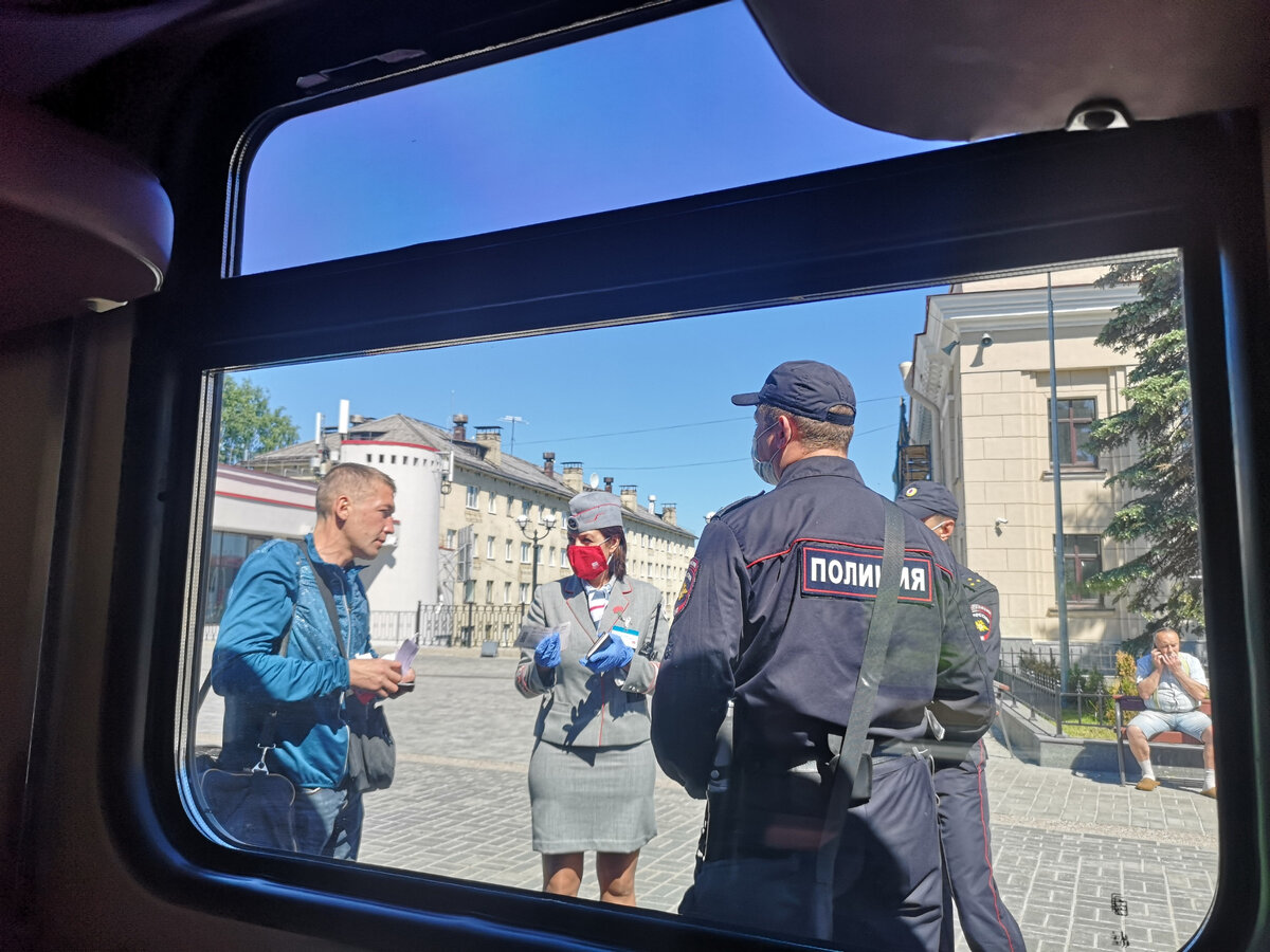 Жаль мужика. Выпил, теперь не пускают в поезд.