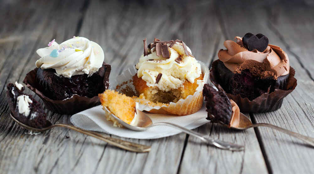 Отказаться от сахара не так просто, как кажется на первый взгляд. Не верите? Попробуйте прожить без сладкого хотя бы несколько дней. Только помните, что даже безобидные на первый взгляд продукты содержат очень много сахара. 
Обезжиренные йогурты, фруктовые соки, протеиновые и зерновые батончики, молоко, кофейные коктейли и даже кетчуп: список можно продолжать еще очень долго, но сегодня мы решили заострить внимание на другом.

Говорят, что требуется всего 21 день, чтобы избавиться от вредной привычки. Научитесь следить за своим питанием, изучайте этикетки и составьте сбалансированный рацион (чтобы организм получал глюкозу из жиров и белков) — и вы удивитесь, какие поразительные изменения произойдут с вашим телом.

