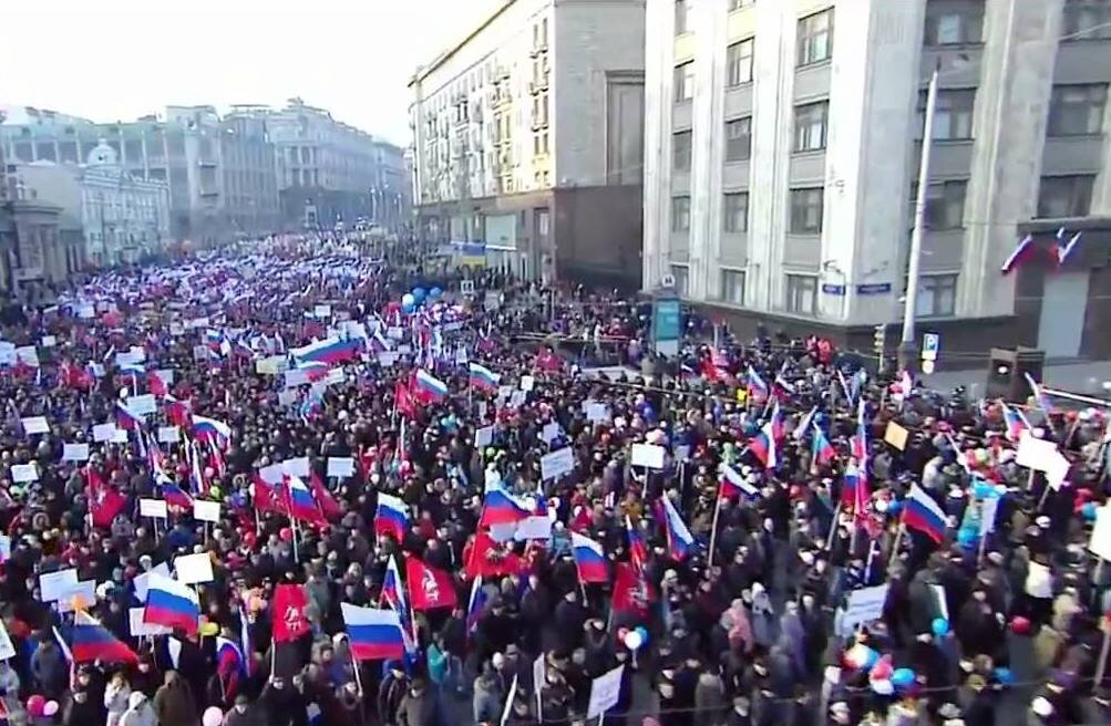 Апрель события в мире. Митинги 2020 в России. Митинги в РФ 2011. Путин март 2014 митинг. Одесса митинг за русский язык.