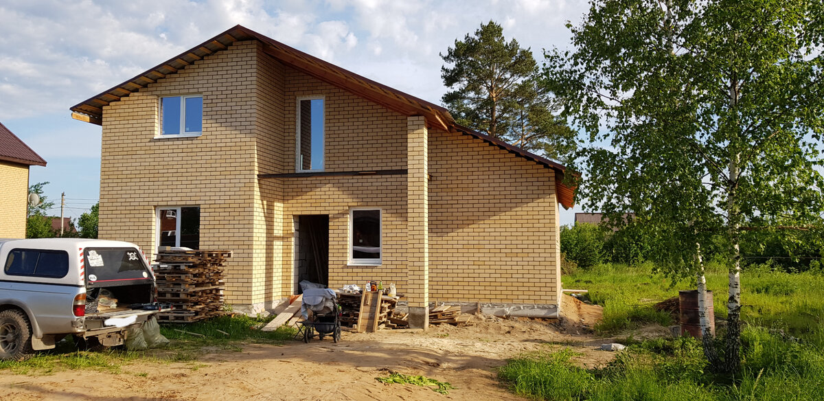 Разобрали мусор у берёзы 