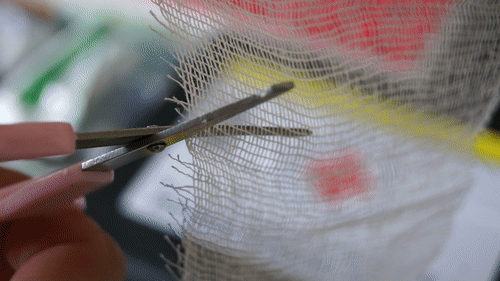 Режем бинт китайскими ножницами