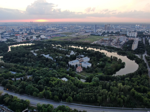 Окрестности стадиона. Впереди - измайловский остров (городок им. Баумана).  Позади Измайловского остова - застраиваемый пустырь, стадион Измайлово, Щёлковское шоссе, СВХ и метро Черкизовская.   