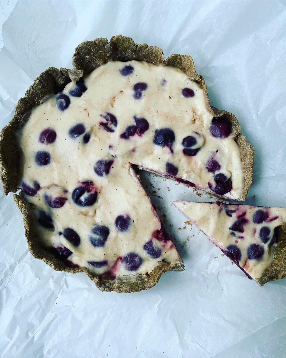 Тарт с творожной-вишнёвой начинкой.