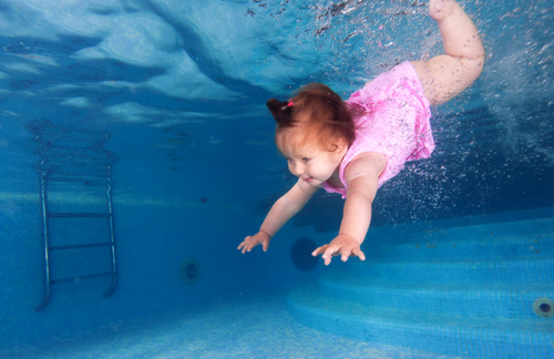 Бассейн для малышей. То, что мы видим в рекламе. Фото из открытых источников.