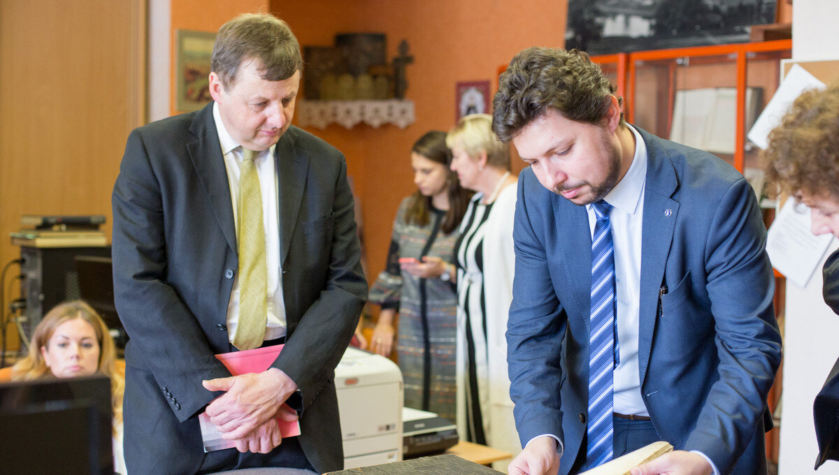 Александр Палкин (справа) и Джеймс Уайт исследовали единоверческое священство в Российской империи. Фото: Глеб Ерёменко, медиацентр УрФУ