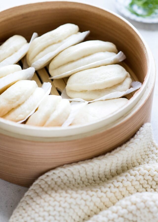 Бао булочки в бамбуковой пароварке