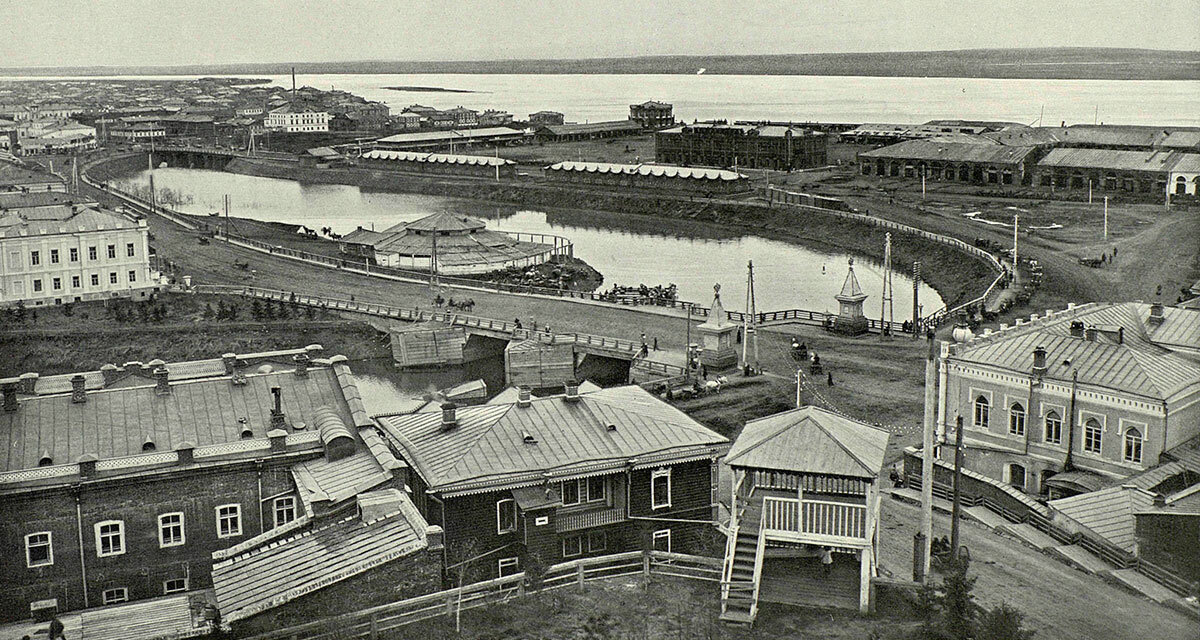 Общий вид с Воскресенской горы на набережную р. Ушайки Альбом «Виды Сибири и Великой сибирской железной дороги». Фотограф: И. Р. Томашкевич. 1899