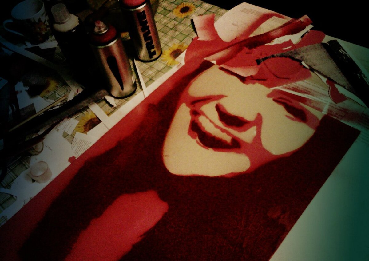  Так я  игрался с краской, делал портрет на ДР подруге 