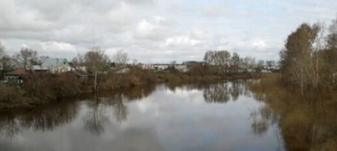 Осенью в Оми подъем воды небольшой.
