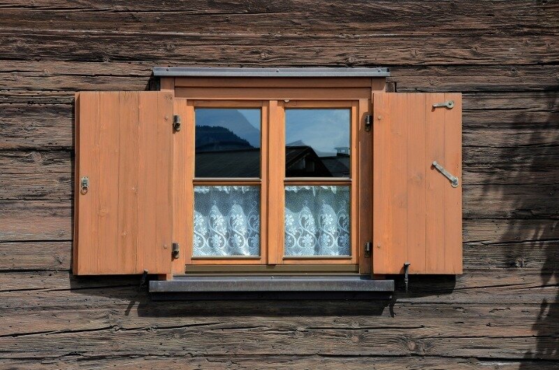 6 параметров, которые сильно влияют на цену деревянных окон со стеклопакетом