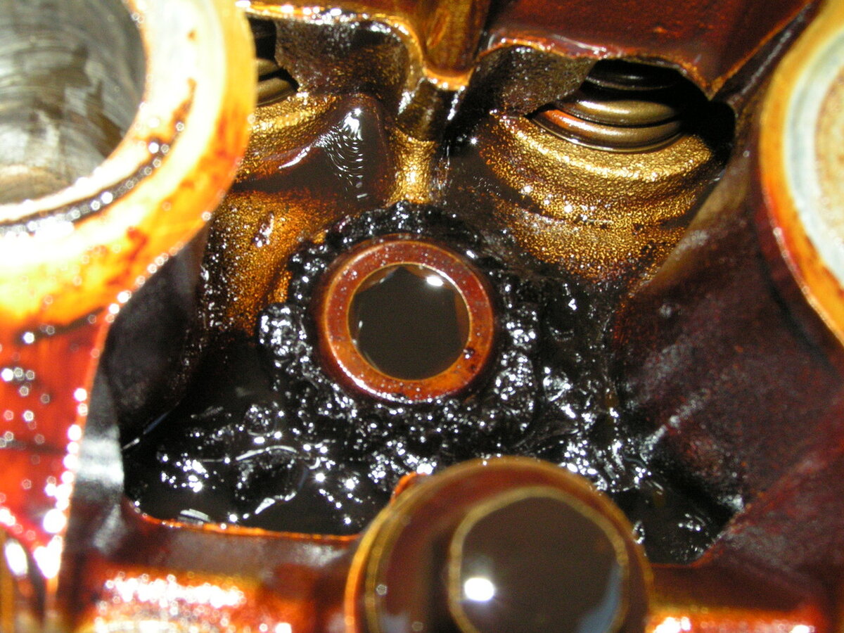 Причина масло черного. Отложения масло в двигателе д 245. Масляное голодание 4 цилиндра Kia Sorento. Некачественное моторное масло. Масляные отложения в двигателе.