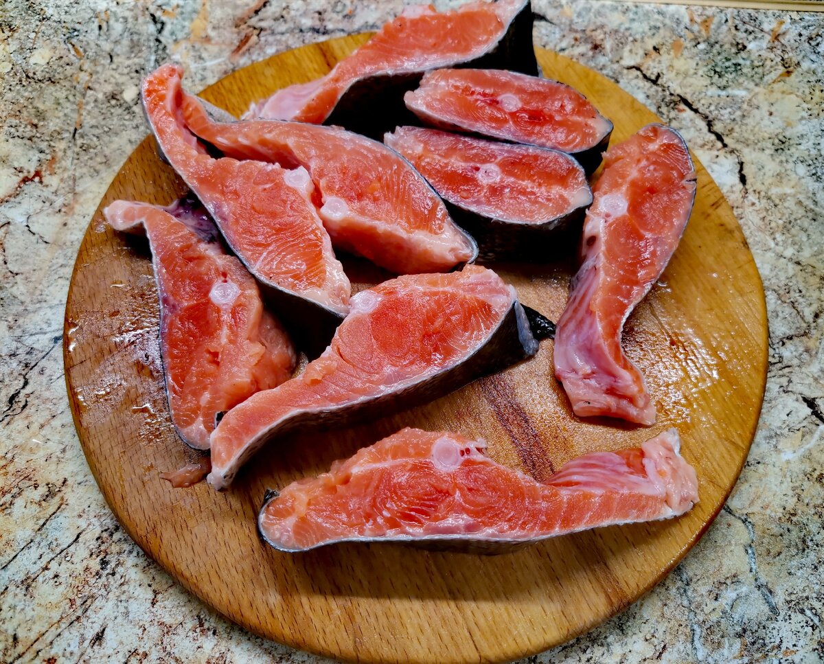 Порезать стейки на две части