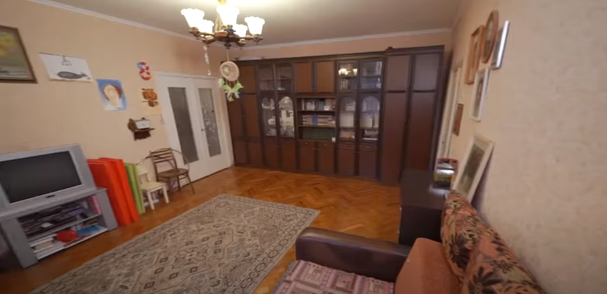 Хозяевам было жалко выбрасывать старую стенку