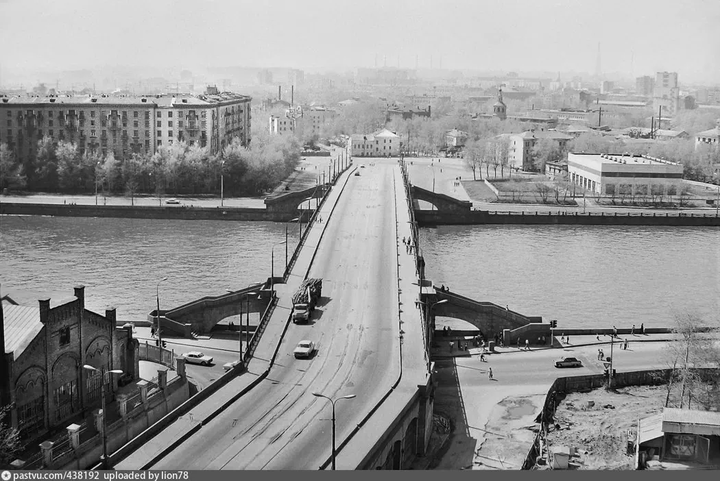 Новоспа́сский мост, соединяющий район Павелецкого вокзала по Кожевнической улице с площадью Крестьянская застава. 1981 - 1982 г. Author: lion78. 