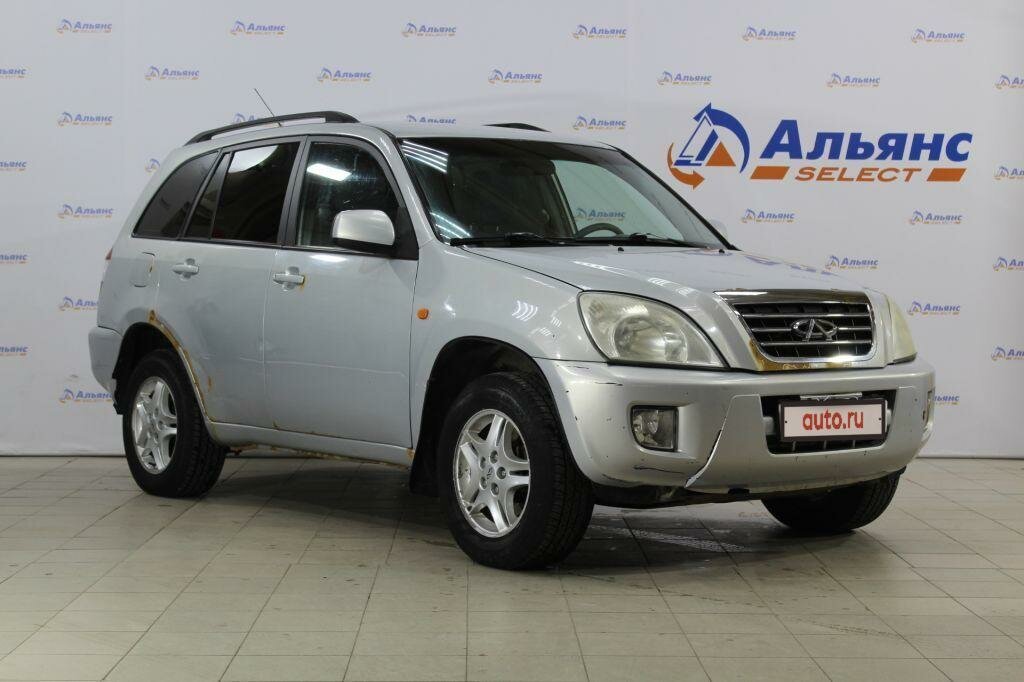 Chery Tiggo. Это единственный кроссовер в подборке. Машин на автомате мало и многие из них в не самом лучшем состоянии. Листай вправо >>>