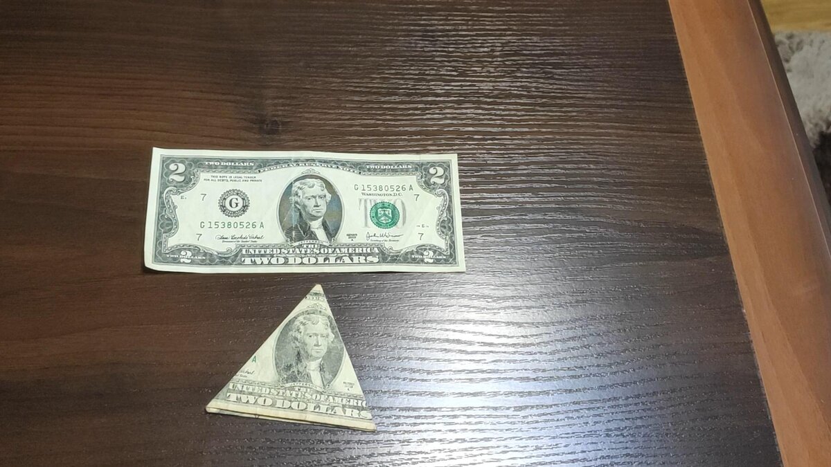 Треугольник из купюры. Сложить купюру треугольником. Купюра с треугольником. Сложить доллар треугольником. 1 Доллар треугольник.