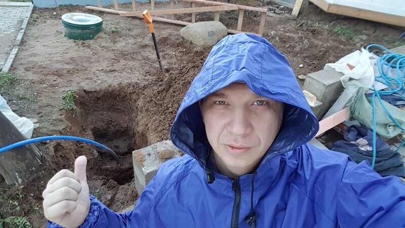 Я закапываю траншею водопровода, а заказчик бегает вокруг меня и демонстрирует своё актёрское мастерство:
