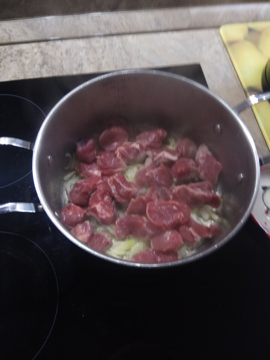 2.	Мясо нарезаем небольшими кубиками, выкладываем на обжаренный лук, готовим перемешивая, до появления на мясе коричневой корочки. 