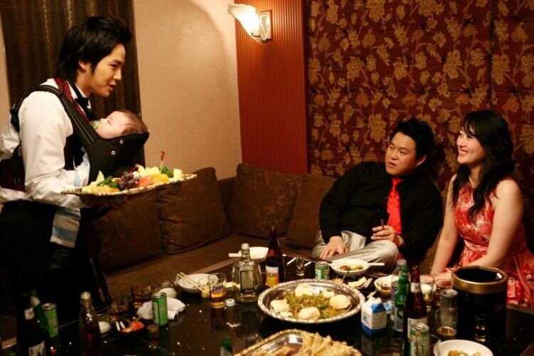 Кадр из дорамы Малыш и Я, 2008 год. 