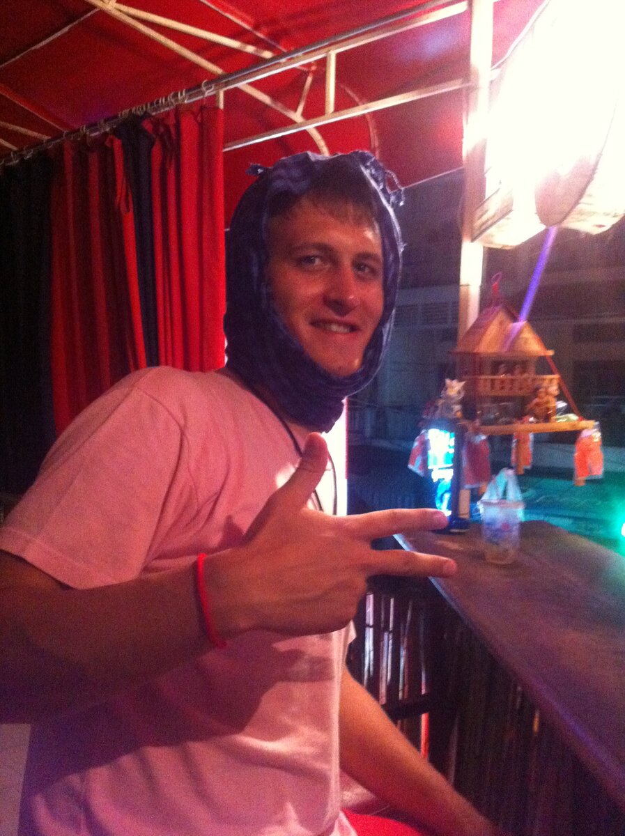 Ченда сфотографировала меня на память в этом баре. Сама фотографироваться напрочь отказалась. 