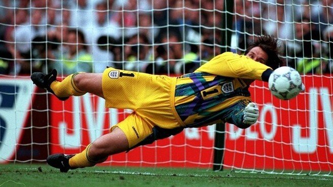 Памятное фото:  Дэвид Симэн отражает решающий одиннадцатиметровый и приносит англичанам победу над испанцами в четвертьфинале.