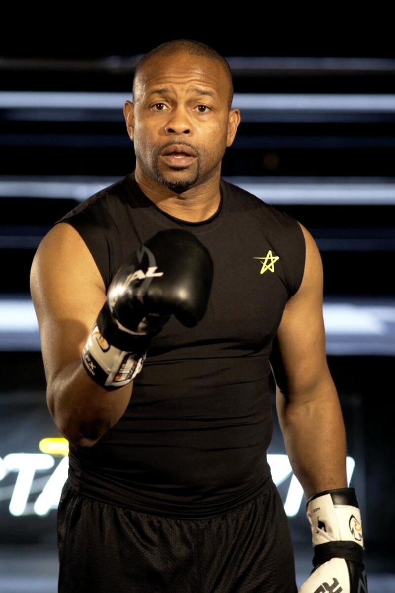 Слова Роя Джонса после боя с Майком Тайсоном.
Легендарный экс-чемпион мира Рой Джонс не согласен с решением судей, который выставили ничейный результат в его выставочном бою против Майка Тайсона. По мнению 51-летнего ветерана, он наработал на победу. 
В то же время Джонс признался, что вытерпеть удары 54-летнего Тайсона - это отнюдь не легкая задача.

"Черт побери, я недоволен ничьей. Мне не нравятся ничьи, но этот чувак очень сильный. Я понимаю, почему ему приписывают определенные вещи. Когда он тебя бьет, неважно, в голову или по корпусу, это тебя потрясает.

Я считал, что достаточно хорошо отбоксировал на дистанции, чтобы сделать свою работу, но я нормально отношусь к ничьей. Возможно, мы сделаем это снова. Удары по корпусу однозначно сказались. Они утомляют тебя. Все хорошие бойцы знают об этом", - сказал Рой Джонс в интервью после боя.
