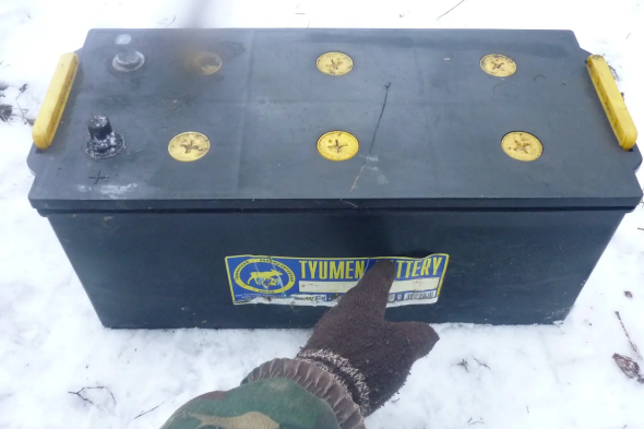 Мужик поставил аккумулятор на зарядку, а пробки не выкрутил и оставил ...