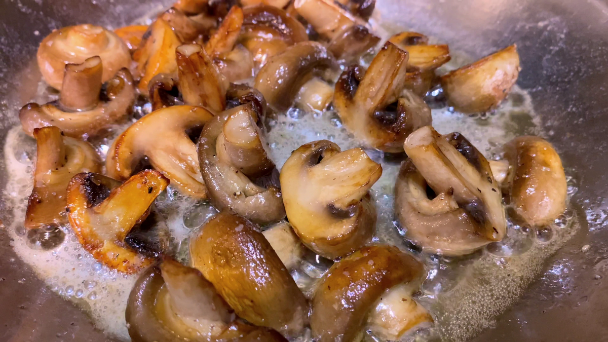 Масло с шампиньонами на сковороде. Жареные грибы. Грибы шампиньоны жареные. Очень вкусные жареные шампиньоны. Жареная картошка с грибами.