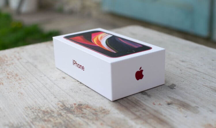 Это старая коробка от iPhone SE 2. Теперь она вдвое меньше и гораздо беднее по наполнению 