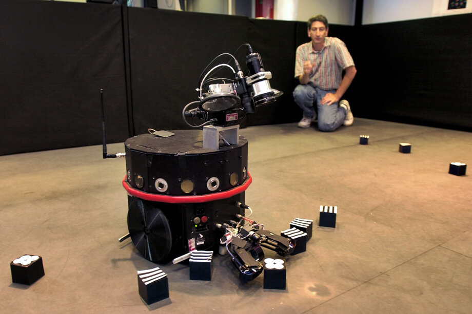 NOMAD (нейроорганизованное мобильное адаптивное устройство) – автономное «существо», мозг которого сравним с «чистым» мозгом новорождённого. Затем он учится на собственном опыте, подключённом к реалистичной модели человеческого мозга, моделируемой целой сетью компьютеров. NOMAD взаимодействует с внешним миром, используя «зрение», «вкус», «слух», перемещение и захват предметов. Финансирует проект Фонд Кека. Институт неврологии в Сан-Диего, Калифорния. 21 июля 2000 года.Фото: David McNew/Staff/Getty Images