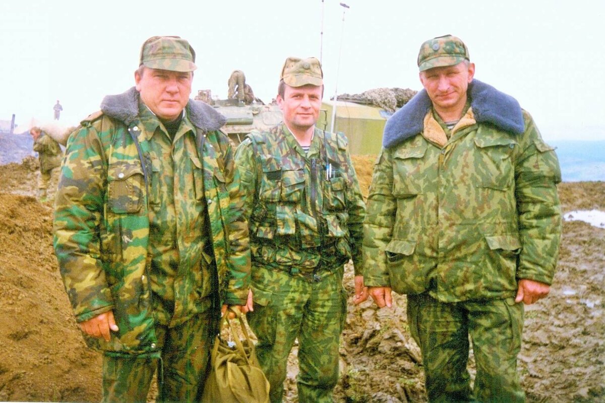 Генерал-майор Шаманов, подполковник Фурсаев и генерал-майор Кусакин в Веденском районе Чечни, апрель 1996 года. Фото с сайта veteran5580vv.narod.ru.