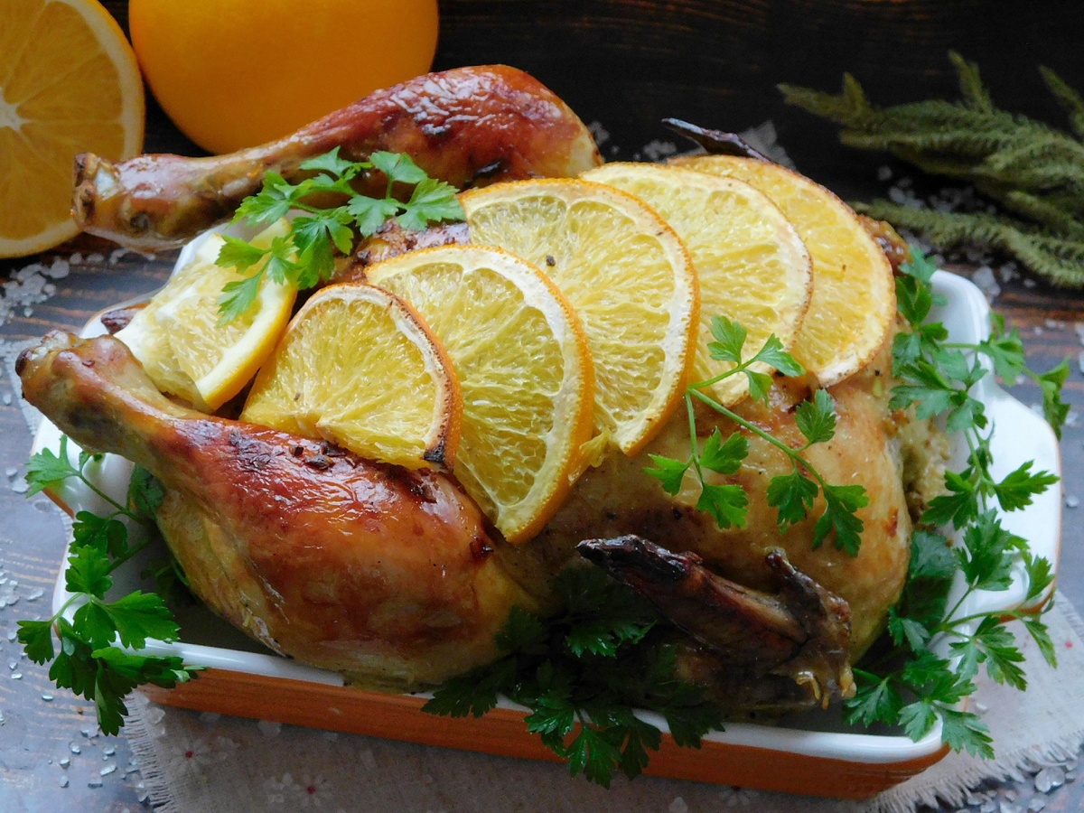 Курица, запечённая в духовке с апельсинами - Лайфхакер