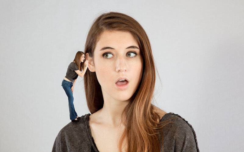 Женщина разговаривает сама с собой.