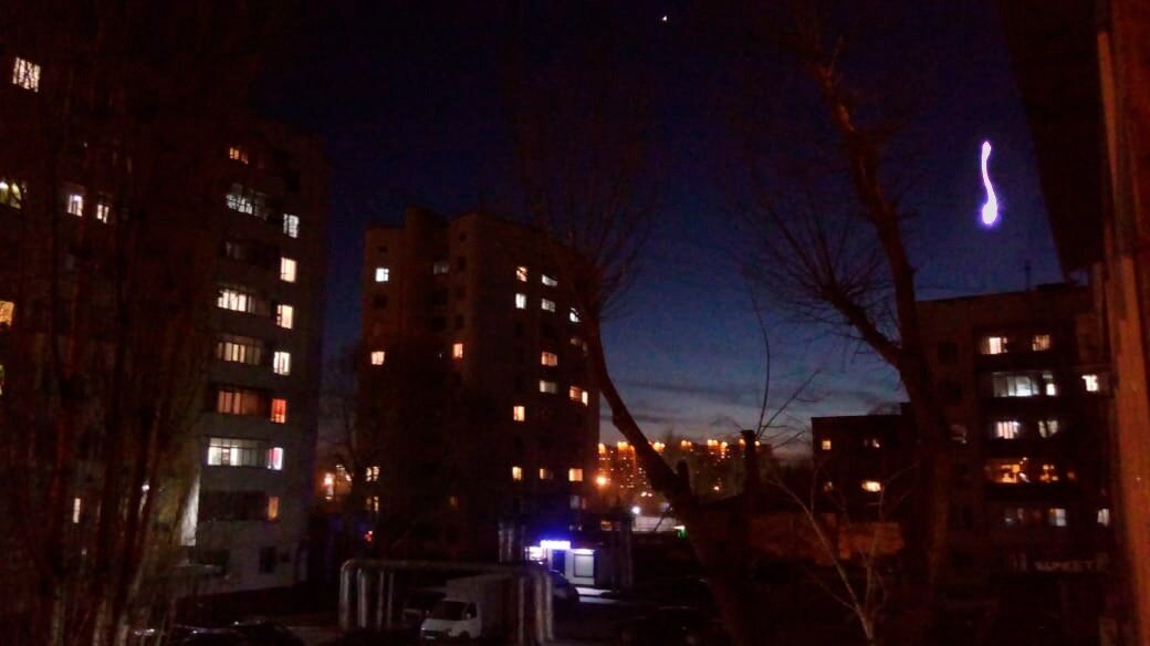 Зависший было над крышей дома, летающий объект стал быстро удаляться