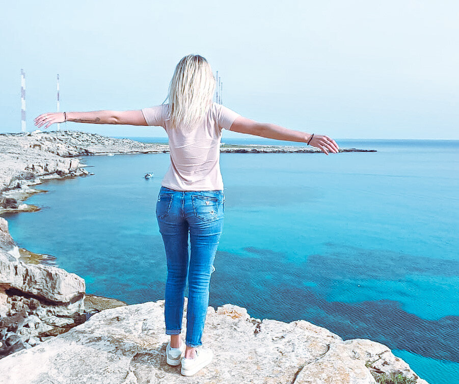 На фото Влада Лоренц (тренер самопознания, коуч). Место: Греко (мыс), Айия-Напа, Кипр, 2020 г. 