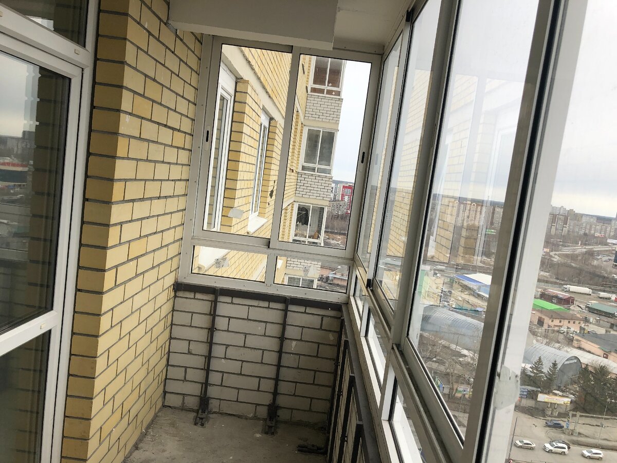 Чем больше стекол тем лучше, но от соседей нужно тоже как-то иногда закрываться)))