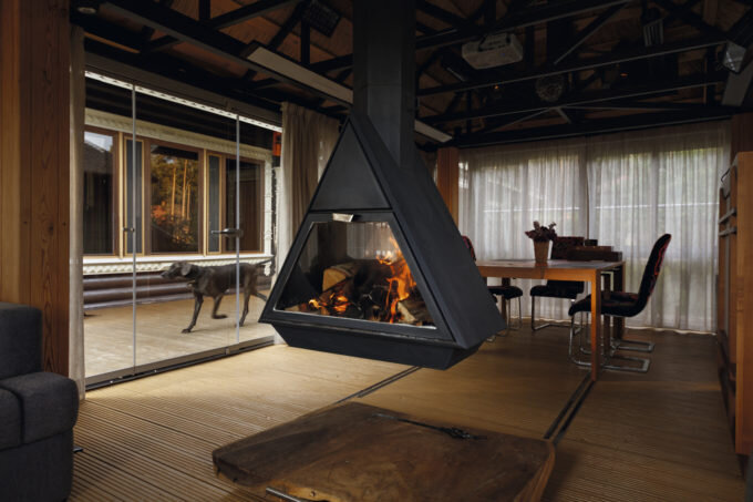 Летнюю веранду Вячеслав использует как рабочий кабинет