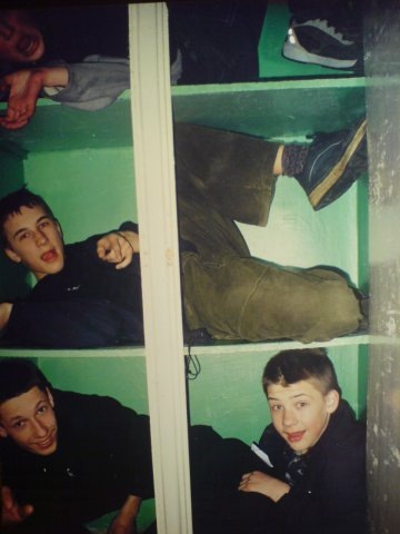 2001 г. Можайск. ребята залезли в шкаф