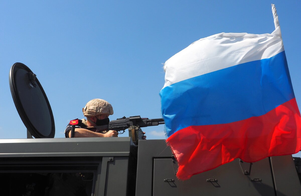 Военнослужащий российской военной полиции во время патрулирования трассы М-4 - Фото: АНДРЕЙ ГРЯЗНОВ/ТАСС 