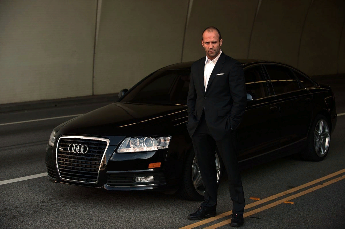 кузов — седан; привод — полный;
объём движка — 5998 см³;
мощность — 420 л. с.;
разгон до 100 км — 5,1 сек.;
предельная скорость — 250 км/ч;
длина — 5063 мм;
высота — 1454 мм;
ширина — 1894 мм.