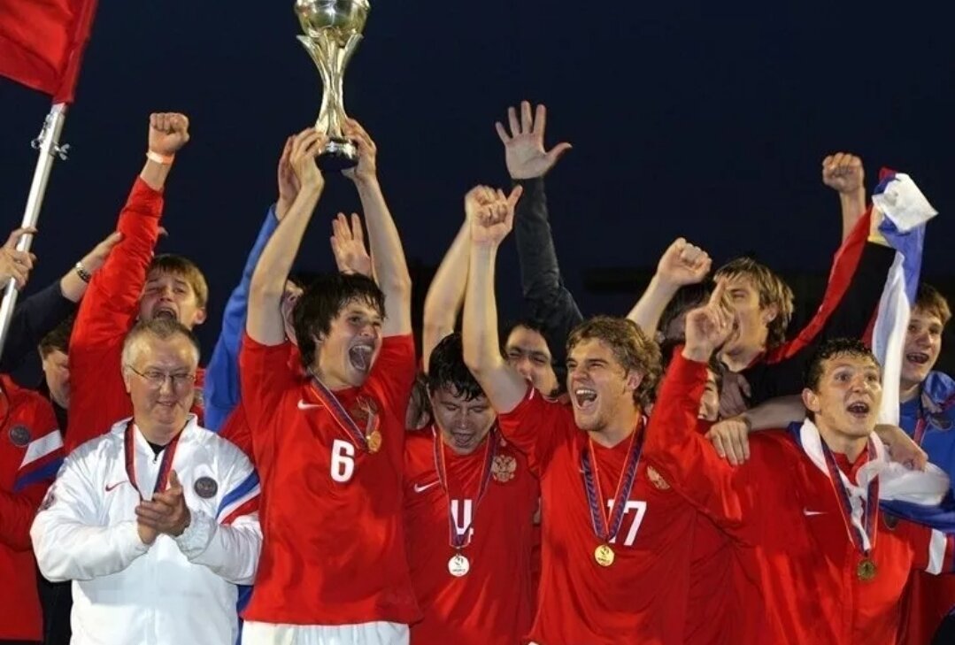 Юношеская сборная России празднует победу на Евро-2006. Фото Reuters